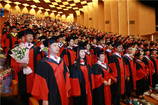 南开大学2018届博士研究生毕业典礼暨学位授予仪式举行