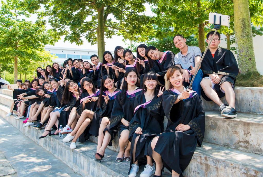 美哭了!广西民族师范学院创意毕业照向青春致敬-广西新闻网