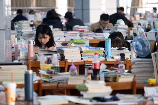 今年考研报名增至290万人 往届生占比近半数 就业成读研主因