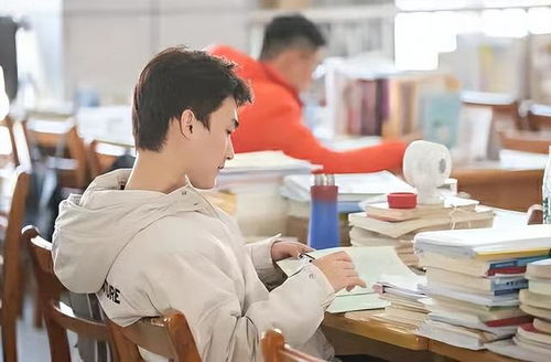 上海一名研究生坠亡,父母挂遗像讨说法,让人感到痛心